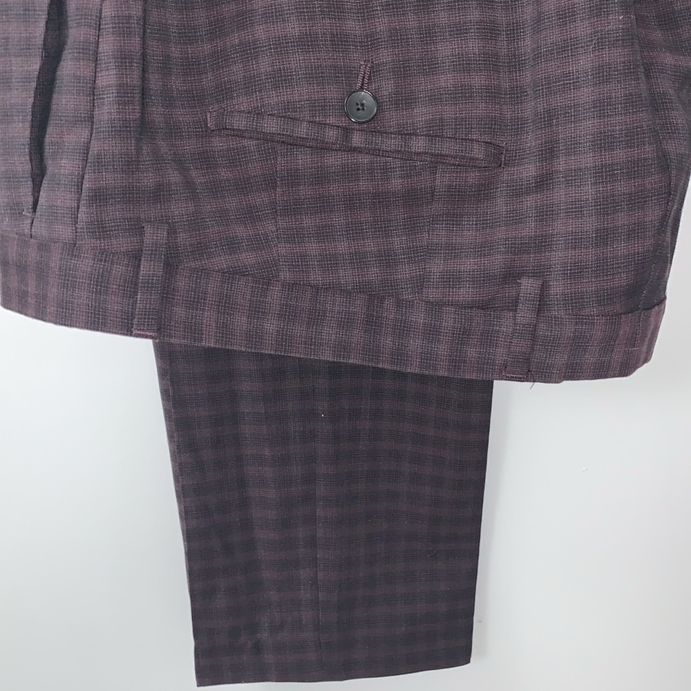 Hugo Boss men’s dress pants size 36”waist and a 33” inseam. EUC. 100% Wool.